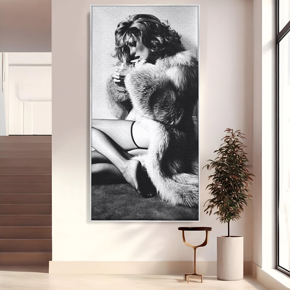 Tablou canvas cu tablou portret femeie retro cu blana, in rama de aluminiu argintiu